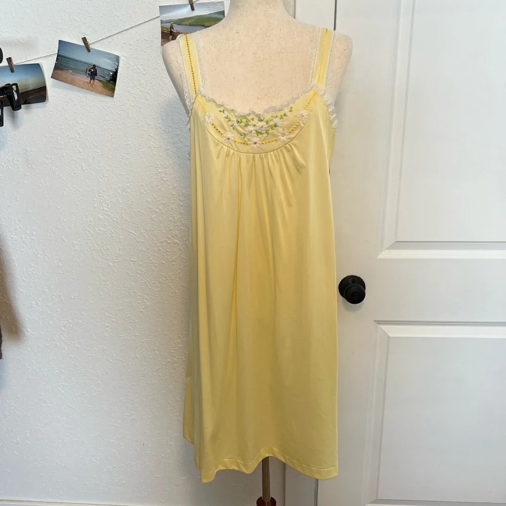 VNTG 70s Butter Yellow Embroidered Daisy Nightgown - Picture 2 of 6